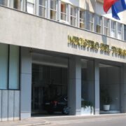 PNNR – Fondi BEI: disponibile l’avviso pubblico sul fondo per il turismo sostenibile che prevede mutui a tassi fortemente agevolati per l’acquisto di mezzi green